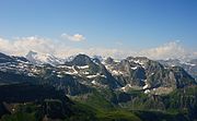 Blick vom Gipfel Richtung Süden. Im Vordergrund die Walenstöcke, links im Hintergrund der Titlis