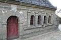 La chapelle-ossuaire Saint-Yves, vue partielle de la façade.