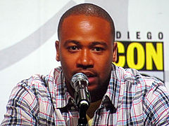 Columbus Short interprète Harrison Wright.