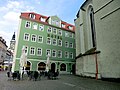 Schwibbogenhaus; Wohnhaus in geschlossener Bebauung, Eckhaus, dazu Gebäude mit Durchgangsbogen und Wohnhaus zum Klosterplatz