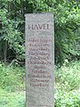 Markierungsstele am Diekenbruch mit der Aufzählung einiger Orte, durch die die Havel fließt.