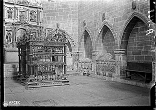 Sepulcher and reredos of the Chapel of los Anaya, photo dated 1880–1926. Memòria Digital de Catalunya.