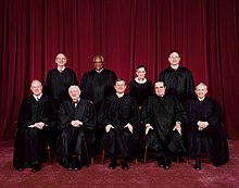 Fotografie soudců amerického Nejvyššího soudu, kteří rozhodovali případ District of Columbia proti Hellerovi v roce 2008