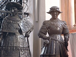 Statue en bronze, aux côtés de Charles le Téméraire, dans la Hofkirche d'Innsbruck