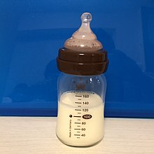 Glass of baby bottle with milk teteo160.jpg