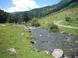 El riu davant del Santuari de Montgarri, a la Vall d'Aran