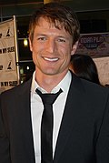 Philip Winchester interprète Peter Stone