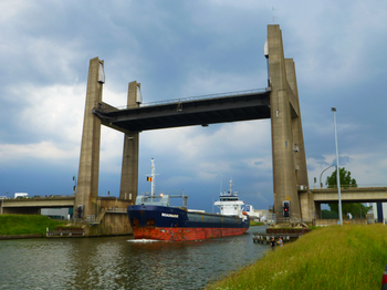 Ringbrug geopend voor een zeeschip, 2016