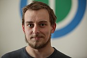 Vojtěch Veselý působí jako lektor ve spolku Wikimedia Česká republika. Spolu s profesorem Janem Sokolem stojí za rozjezdem projektu Senioři píší Wikipedii.