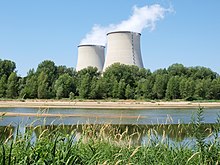Fransa, Cattenom'daki nükleer enerji santralin mavi gökyüzüne karşı beyaz su buharı çıkaran dört büyük soğutma kulesi
