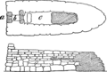 Plan en doorsnede van de ongerestaureerde Naveta d'Es Tudons (1912): (a) lage deur, (b) smalle doorgang met dakplaten, (c) lange rechthoekige kamer.