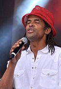 Yannick Noah, célèbre tennisman et chanteur, est natif de Sedan.