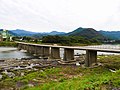 高知県越知町にある仁淀川の沈下橋。高知県では珍しく歩道と車道が分離されている。歩道部分には転落防止用手すりがついている。