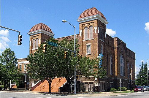 "הכנסייה הבפטיסטית ברחוב 16" (16th Street Baptist Church) בברמינגהאם באלבמה. נבנתה ב-1911, נוספה למרשם ב-1980.