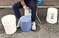 Straßenmusik "bucket drumming" auf Plastik-Eimern