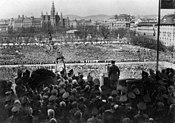 Hitler sedang berpidato di hadapan kerumunan di Heldenplatz, Wina, tanggal 14 Maret 1938