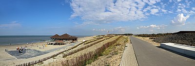 Het strand (met strandpaviljoen 'De Piraat') en het fiets- en wandelpad op het duin