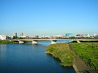 鶴見川に架かる鷹野大橋（写真の右岸は鶴見区駒岡、左岸は川崎市幸区南加瀬）。神奈川県道111号大田神奈川線が走る