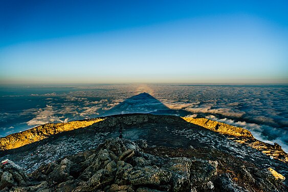 Auréola no topo da Montanha do Pico, Açores Photograph: André Moniz Vieira