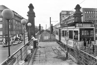 Bülowstraße 1990, Blickrichtung Westen: Historischer Straßenbahnwagen auf der Trasse der heutigen U2