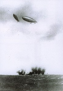 Dirigeabes italiens bombardant chés posicions éd l'armée ottomane in Libye in 1911 pindant l' djerre italo-turke.