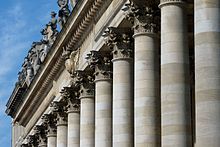 Photographie rapprochée des colonnes blanches et propres du Grand-Théâtre.