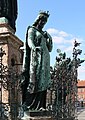 Statue Kunigunde von Luxemburg am Brunnen vorne rechts