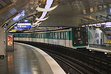 Quais de la ligne 4, en 2010, avec un MP 59 quittant la station.