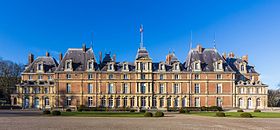 Photographie contemporaine de l'imposante façade du château d'Eu et de ses dépendances latérales.