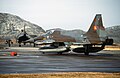 een NF-5A van 314 squadron op Bodø Air Base, Noorwegen, 7 maart 1982, op de achtergrond een McDonnell Douglas F-4 Phantom II van de U.S. Air Force.