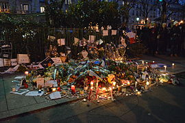 Vers 18 heures, boulevard Richard-Lenoir, où se commémore le souvenir d'Ahmed Merabet, tué ici par les frères Kouachi.