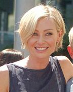 Portia de Rossi interprète Elizabeth « Lizzie Bear » North.