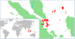 Kekuasaan Kesultanan Riau-Lingga berwarna merah, terdiri dari banyak pulau di perairan Laut Tiongkok Selatan dan kantong di Kateman, Sumatra.