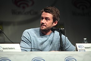 Clayton « Clay » Evans, joué par Robert Buckley