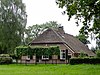 Hoeve onder rieten zadeldak