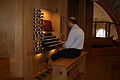 Organist Hans-Eberhard Roß an der Goll Orgel in St. Martin, Memmingen