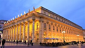 Vue du Grand Théâtre illuminé.