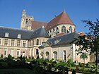 L'ensemble de la cathédrale vue d'est en ouest. À l'avant-plan une aile du palais archiépiscopal.