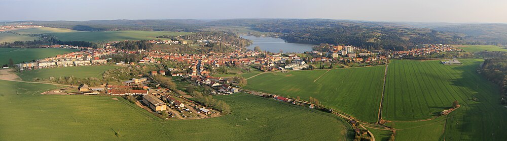 Aviadila vido al Jedovnice de nordokcidento.