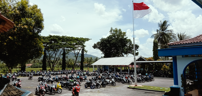 Tampak depan lobi yang dipoteret dari sisi timur laut