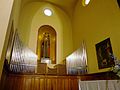 La statue en bois et l'orgue.