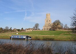 Fotheringhay met op de voorgrond het riviertje de Nene