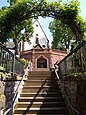 Blick von den Treppenstufen bergauf zum Kloster