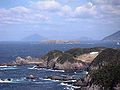 Côte déchiquetée de l'île de Shikine, photographiée depuis le mont Kanbiki, décembre 2004.