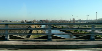 Les Moëres sont un vaste polder, drainé par un réseau de canaux dits watringues.