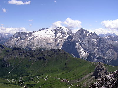 Blick über die Bergkette Padonkamm auf den Marmolata-Gletscher und die Felsenkette fast im Tal