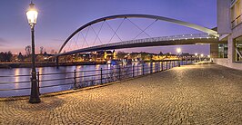 De Hoge Brug vanaf Céramique, met op de achtergrond de Binnenstad van Maastricht