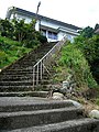 階段から駅舎を見上げる