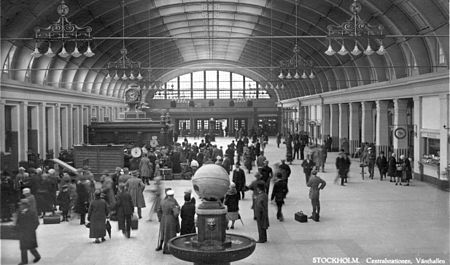 Den nya Centralhallen på ett vykort, förmodligen från sent 1920-tal, vy mot norr. I bakgrunden till vänster skymtar Centralens gamla klocka som krönte resgodskiosken och i förgrunden syns Centralhallens dricksvattenfontän med jordglob i röd Jämtlandskalksten. Fotografiet till höger är taget från samma position år 2008.