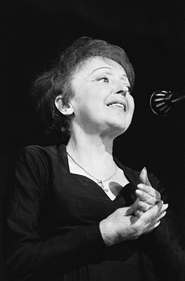 Édith Piaf tijdens een optreden in Rotterdam (haar laatste optreden in Nederland) in 1962